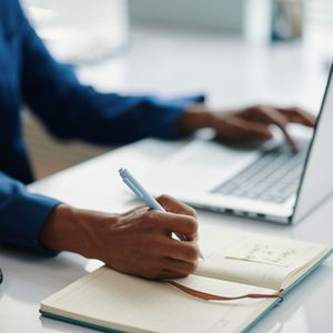 Read more about the article How to Choose a Profitable Online Course Topic That Actually Sells